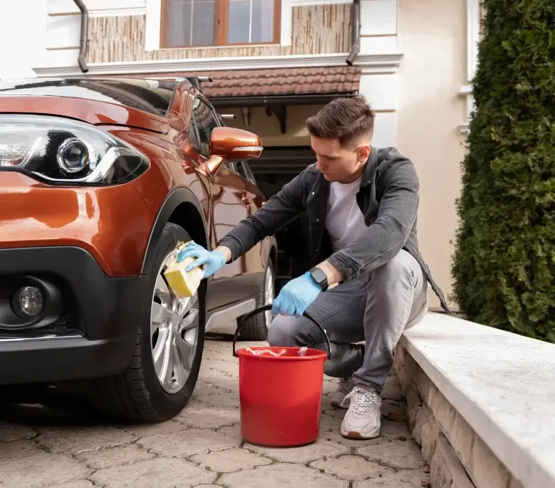 Lavage auto à domicile Lioux-les-Monges : professionnel intervenant sur un véhicule